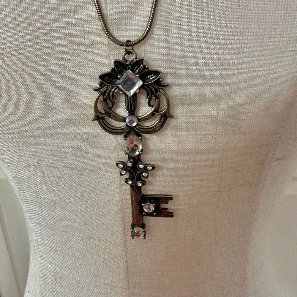 Long rhinestone key pendant necklace